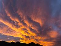 Mächtige Wolkenfinger über dem Bergkamm